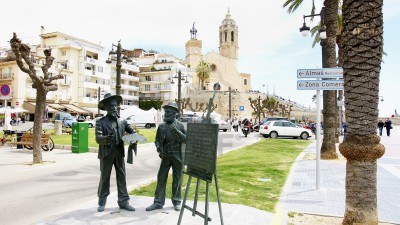 Monumento a Santiago Rusiñol y Ramon Casas en Sitges, España. Esta estatua rinde homenaje a dos artistas del modernismo catalán internacionales establecidos en Sitges