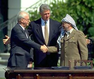 Imagen 2: Rabin, Arafat y Clinton en la  firma de la Declaración de acuerdos por la autonomía palestina de 1993