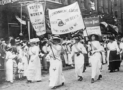 Sufragistas americanas manifestándose por la conquista del voto femenino. Crédito: magufos.com