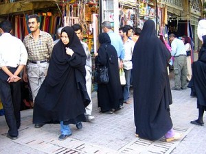 Mujer iraní con el chador impuesto tras la Revolución de 1979