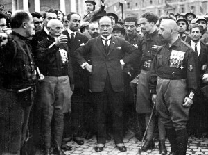 Mussolini y los camisas negras durante la Marcha sobre Roma: fascistización de la política. Fuente: Wikipedia.com