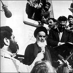 El Ayatolá Jomeini vuelve de su exilio en París en febrero de 1979. BBC Mundo.
