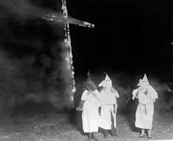 Cruz en llamas, símbolo del KKK. Wikipedia.