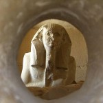 Escultura del faraón Zoser en el serdab (Crédito: Wikimedia Commons)