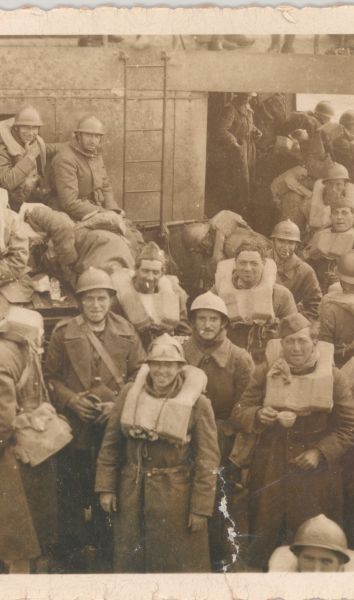 Soldados británicos en las playas de Dunkerque bajo el fuego enemigo