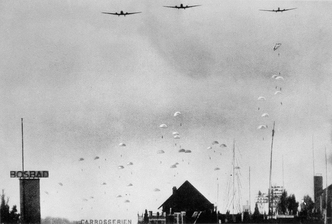 Paracaidistas alemanes durante el Bombardeo de Róterdam