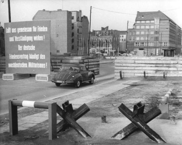 Barricadas en el Muro de Berlín