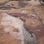 Encuentran arte rupestre en Brasil inspirado en huellas de dinosaurios