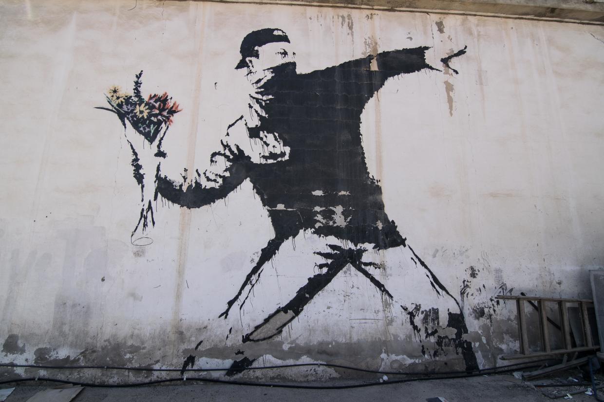 El impacto social de Banksy: ¿Vandalismo o activismo? | iHistoriArte