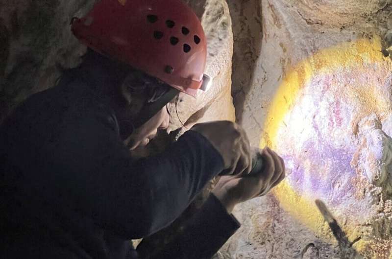 Descubre cómo el hallazgo del arte rupestre más antiguo del mundo en Indonesia confirma la ruta que llevó a los humanos primitivos a Australia