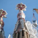 La cruz de la Sagrada Familia toca el cielo y la corona como la iglesia más alta del mundo