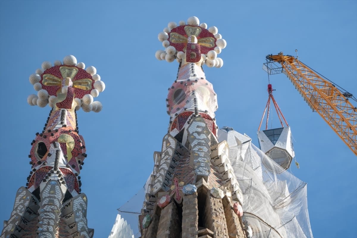 La cruz de la Sagrada Familia toca el cielo y la corona como la iglesia más alta del mundo