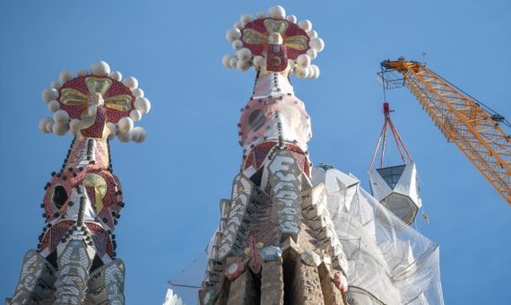 La cruz de la Sagrada Familia toca el cielo y la corona como la iglesia más alta del mundo